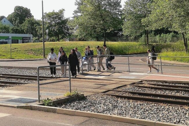 Warum eine Ersatzhaltestelle in Zwickau-Eckersbach für Zoff sorgt - Junge Leute nehmen den kürzesten Weg von der Ersatzhaltestelle Westsächsische Hochschule über die Sternenstraße. Das Geländer, das den Weg versperrt, wird einfach umgangen oder überklettert.