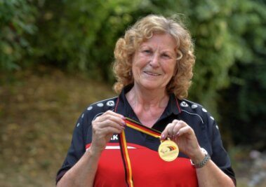 Warum eine Europameisterin ihr Glück in Chemnitz fand - Eine von vielen Medaillen in ihrer Sammlung: Keglerin Adelheid Dörfert mit der Plakette für den Gewinn der Deutschen Meisterschaft 2022. 