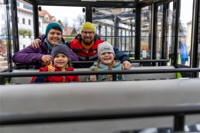 Warum eine Familie aus Thüringen zum Hochzeitstag mit der Silberstadtbahn durch Freiberg fährt - Sie eröffneten die Saison der Silberstadtbahn Freiberg: Janine und Martin Schwimmer mit Wika (l.) und Awa, vier und sieben Jahre alt.