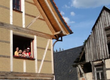 Warum eine Familie einen alten Hof in Mülsen rettet - Im neuen Wohnhaus, das nach altem Vorbild wieder mit Fachwerk und Lehmbauweise errichtet worden ist, fühlt sich die vierköpfige Familie wohl. Die anderen Gebäude müssen noch saniert werden.. 