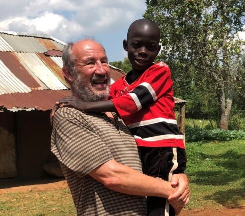 Warum eine junge Frau aus Mülsen in Kenia lebt - Meikes Vater Andreas Wagner mit seinem Patenkind Moses (11).
