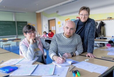 Warum eine Lehrerin die Schulbank drückt - Ella Ionova (l.) und ihr Schwiegersohn Konstiontyn Borysink lernen seit Juli vergangenen Jahres an der Volkshochschule gemeinsam die deutsche Sprache. Ihre Dozentin ist Marlis Jähn. 