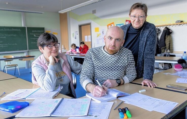 Warum eine Lehrerin die Schulbank drückt - Ella Ionova (l.) und ihr Schwiegersohn Konstiontyn Borysink lernen seit Juli vergangenen Jahres an der Volkshochschule gemeinsam die deutsche Sprache. Ihre Dozentin ist Marlis Jähn. 