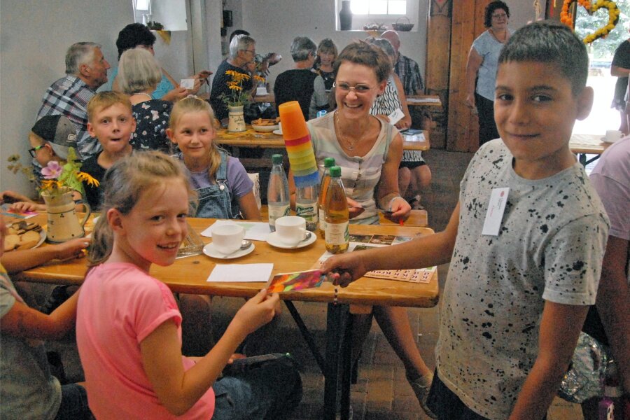 Warum eine Majorette im Pferdestall in Gahlenz tanzt - 17. Treffen von deutschen und tschechischen Kindern im Dorfmuseum Gahlenz. Onur (r.) überreicht Ada ein gebasteltes Geschenk.