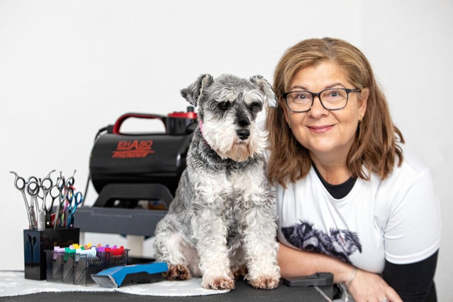 Warum eine Plauener Fitnesstrainerin jetzt einen Hundesalon eröffnet - Gabriela Steiner mit ihrer Hündin Lilly, die für Übungsschnitte schon mehrfach stillstand.