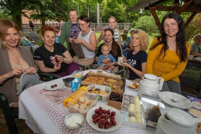 Warum eine Plauenerin mit Ukrainerinnen strickt - Olga Kotov (Mitte, mit Strickarbeit) übersetzt mit Tochter Sophie (hinten) für die Ukrainerinnen im Paulushaus. Bei einem Strick-Picknick kamen die Frauen im Garten bei Kuchen und Piroschki zusammen.