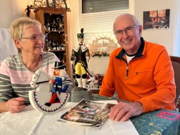 Warum eine Rückkehr auch weh tut - Betty und Walter Dahmen in ihrer Wohnung in Erkelenz. Erzgebirgische Volkskunst erinnert an die Zeit in Friedebach. 