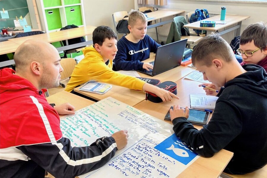 Warum eine Schule in Schneeberg zur Werkstatt wird - Lehrer Benjamin Preiss (l.) greift nur ab und zu ein, um die vier Jungs bei ihrer Ideensuche zum Thema "Sauberes Wasser" zu unterstützen. 