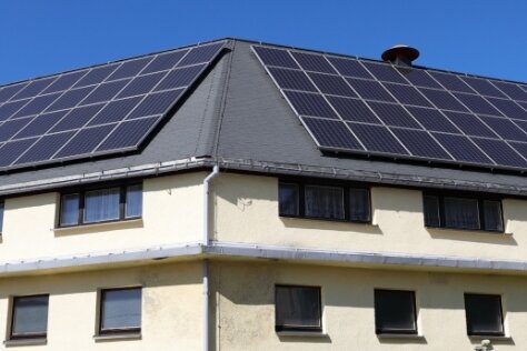 Warum eine Stadt im Erzgebirge seit 10 Jahren gezielt auf Sonnenenergie setzt - Auch beim Feuerwehrdepot in Beierfeld bot sich die Lage des Objekts für eine solche Anlage an. 