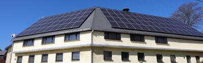 Warum eine Stadt seit 10 Jahren gezielt auf Sonnenenergie setzt - Auch beim Feuerwehrdepot in Beierfeld bot sich die Lage des Objekts für eine solche Anlage an. 