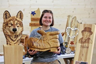 Warum eine Zimmerei in St. Egidien eine junge Holzbildhauerin beschäftigt - Wiebke Jung mit einigen ihrer Arbeiten. Der Wolfskopf ist ihr Gesellenstück, 80 Stunden hatte sie dafür Zeit. 