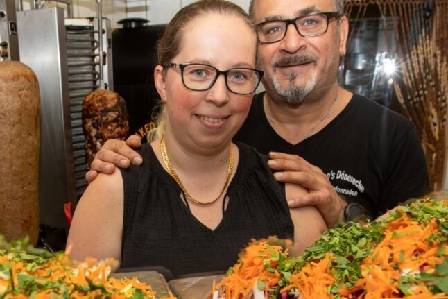 Nach 16 Jahren Döner-, Dürüm-, Salat- und Ofenkartoffelverkauf in denKolonnaden kehren Muzaffer ("Cino") und Tina Gökcen Deutschland denRücken. 