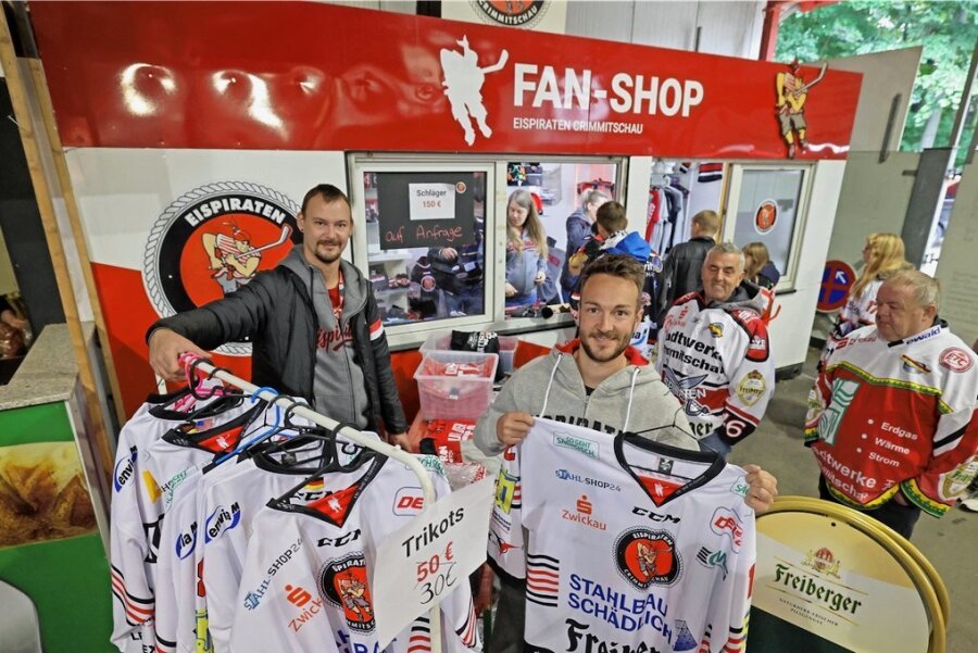Die Fanshop-MItarbeiter Manuel Hahn (links) und Tobias Ulrich haben nur Trikots aus der letzten Saison im Angebot.