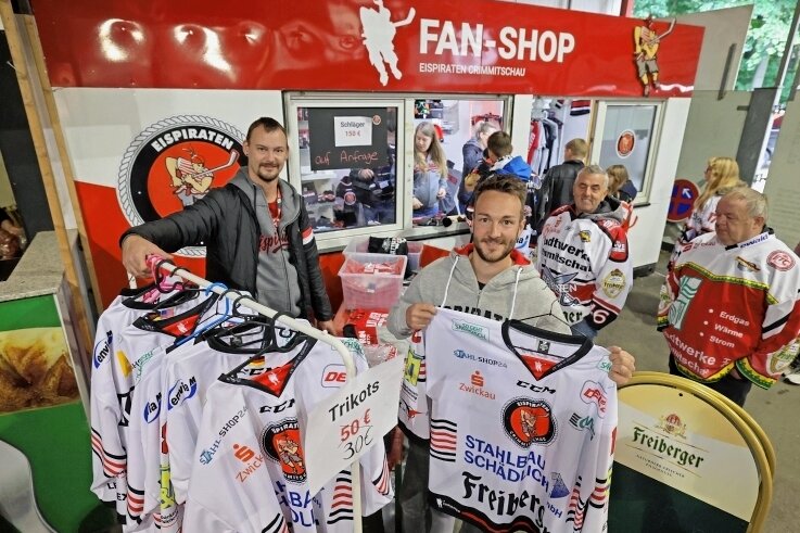 Warum Eispiraten-Fans auf neue Trikots warten - Die Fanshop-Mitarbeiter Manuel Hahn (links) und Tobias Ulrich haben nur Trikots aus der letzten Saison im Angebot. 