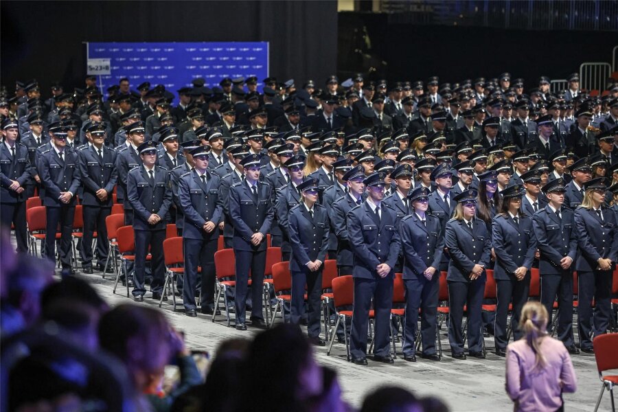 Warum Eisschnellläufer Nico Ihle und über 500 andere Sachsen jetzt Polizist werden - In der Chemnitzer Messe wurden am Dienstag 510 Männer und Frauen offiziell in den Polizeidienst aufgenommen.