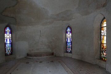 Warum es Ärger um das Mausoleum in Wüstenbrand gibt - Die Glasfenster sind ein besonderer Blickfang im Inneren des markanten Rundbauses.