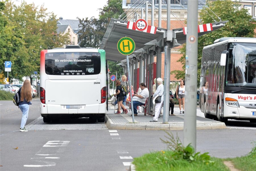 Warum es am Busbahnhof in Freiberg keine Zebrastreifen gibt - Am Busbahnhof am Roten Weg in Freiberg gibt es keinen Fußgängerüberweg.