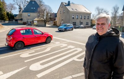Warum es an dieser Kreuzung immer wieder knallt - Fahrlehrer Udo Sättler aus Börnichen kennt die unfallträchtige Kreuzung in Waldkirchen. Mit seinen Schülern übt er regelmäßig das richtige Anhalten und Weiterfahren am Stoppschild. 