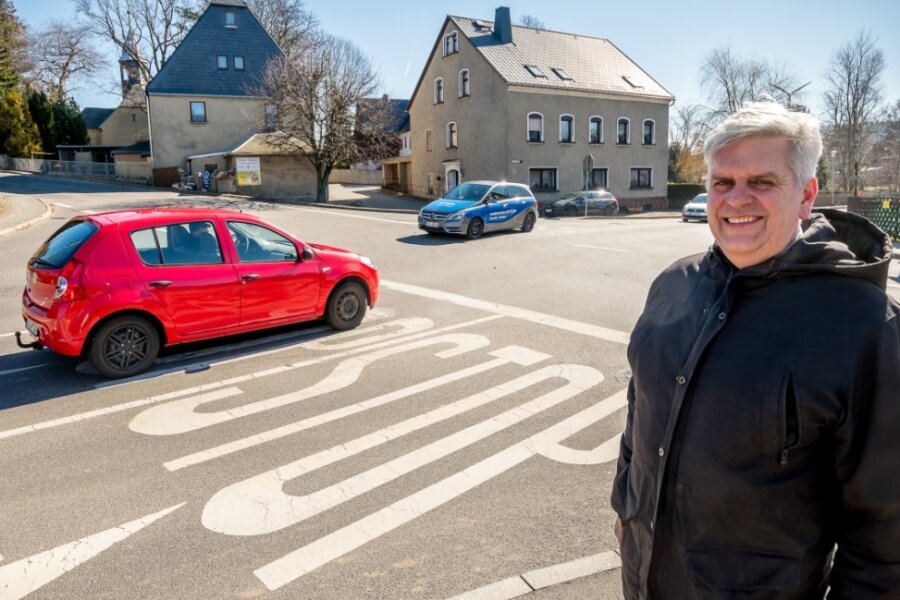 Fahrlehrer Udo Sättler aus Börnichen kennt die unfallträchtige Kreuzung in Waldkirchen. Mit seinen Schülern übt er regelmäßig das richtige Anhalten und Weiterfahren am Stoppschild. 