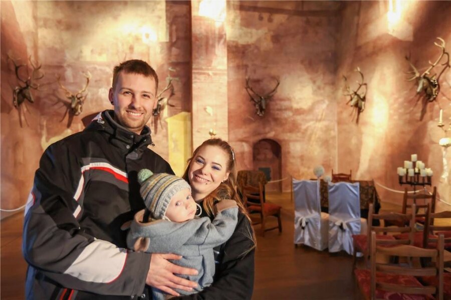 Warum es Brautpaare aufs Schloss zieht: Augustusburg als gute Adresse für den schönsten Tag - Kristin Herrmann und David Merzdorf mit Sohn Levi (1) wollen auf der Augustusburg heiraten. 
