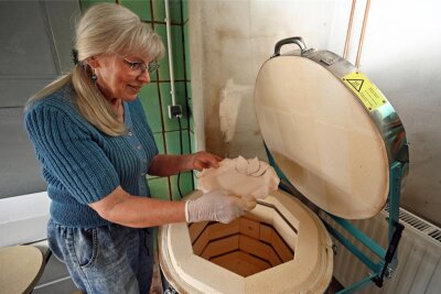 Warum es in der ehemaligen Räucherkammer Hennersdorf wieder heiß hergeht - In Hennersdorf läuft der erste Keramikkurs. Herzstück ist der neu angeschaffte Brennofen, den Angela Brödner bestückt.