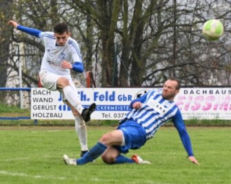Warum es in der Kreisliga schon losgeht - Carl Dennstedt (links/Spielszene aus der Vorsaison) erwartet am Sonntag mit dem SV Muldental Wilkau-Haßlau den SV Kirchberg zu einem von mehreren Derbys des ersten Kreisliga-Spieltages. 