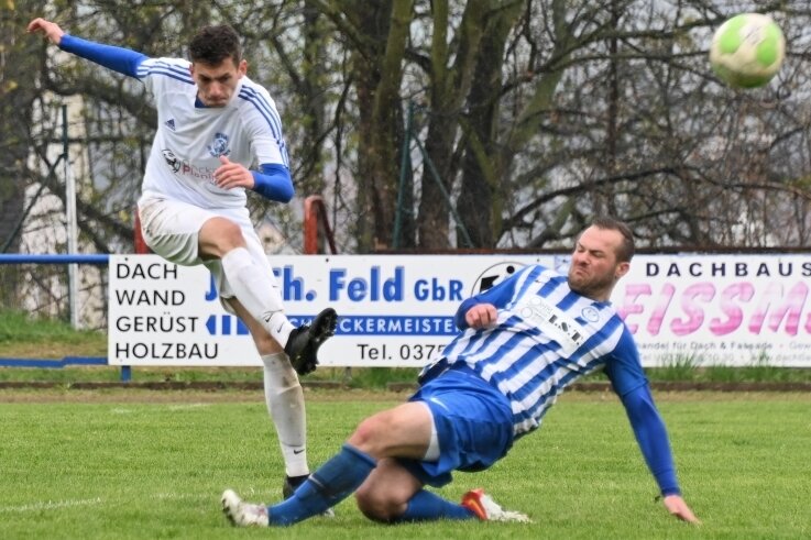 Carl Dennstedt (links/Spielszene aus der Vorsaison) erwartet am Sonntag mit dem SV Muldental Wilkau-Haßlau den SV Kirchberg zu einem von mehreren Derbys des ersten Kreisliga-Spieltages. 
