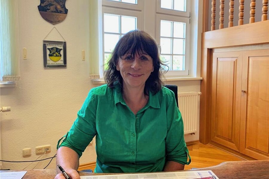 Warum es in Schöneck um den Abschied der Bürgermeisterin jetzt Verärgerung gibt - Isa Suplie an ihrem Schreibtisch im Schönecker Rathaus, den sie als Bürgermeisterin am Freitag geräumt hat.