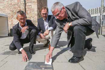 Warum es um den Roten Turm so golden glitzert - Die Rotarier Johannes Schulze,Christoph Mathern und Karl-Otto Grahl (von links) bei derPräsentation neuer Platten.