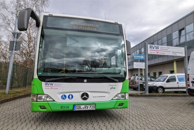 Warum fahren Busse mit Stendaler Kennzeichen durch Hohenstein-Ernstthal? - Zwei Abkürzungen auf einem Nummernschild: SDL für Stendal, RV für Regionalverkehr.