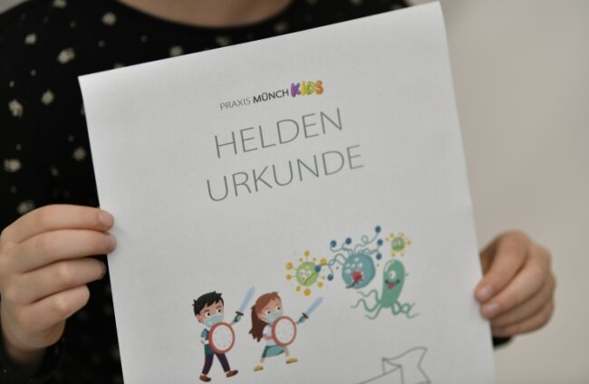 Die Freiberger Gemeinschaftspraxis Münch impfte am Samstag gut 50 Kinder gegen das Coronavirus. Für die Kleinen gab es ein Urkunde. 