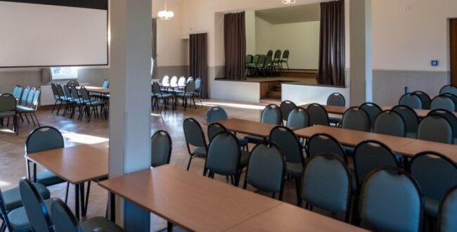 Bis zu 199 Personen können den sanierten Saal im Landgasthof Crossen nutzen, zum Beispiel für Feiern und Versammlungen. Hier kommt auch der Gemeinderat regelmäßig zusammen.