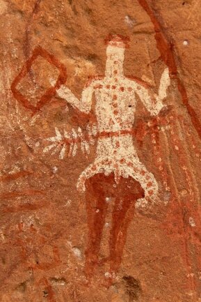 Prähistorische Felsbild aus der Akakus-Wüste in Libyen: Dass Darstellungen wie diese männliche Jäger zeigen, machen Forscher oft an der Waffe fest: Aus Sicht des 19. und 20. Jahrhunderts waren diese eben Männern vorbehalten. Dabei lassen die Darstellungen selbst diesen Schluss oft gar nicht zu. 