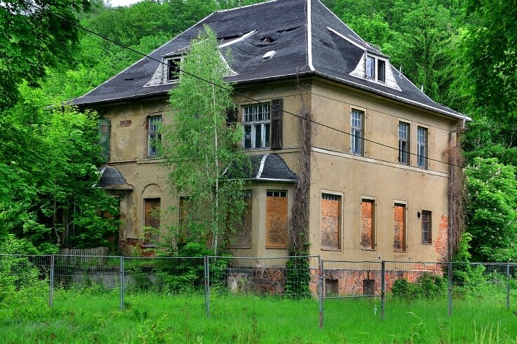 Die verfallene Kommandantenvilla im ehemaligen KZ Sachsenburg im Stadtgebiet von Frankenberg. 