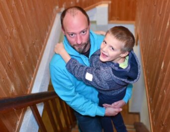 Warum für Janek an der Treppe Schluss ist - Ein Leichtgewicht ist Janek mit seinen sechs Jahren schon lange nicht mehr. Dennoch trägt ihn sein Vater André regelmäßig die Treppe hoch, weil dort oben sein Zimmer ist. Der Papa tut es gern für sein Kind. Doch mit jedem Kilo mehr wird es für ihn anstrengender.