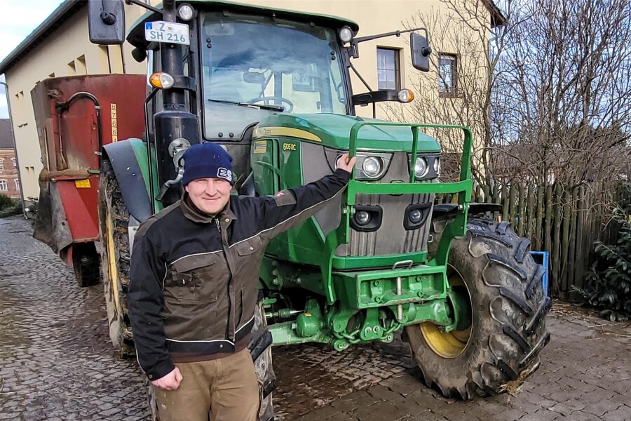 Warum für Zwickauer Landwirte das Maß voll ist - Marc Schlesiger mit einem seiner drei Traktoren. Putzen will er das schwere Gerät vor der Demo nicht erst noch einmal.