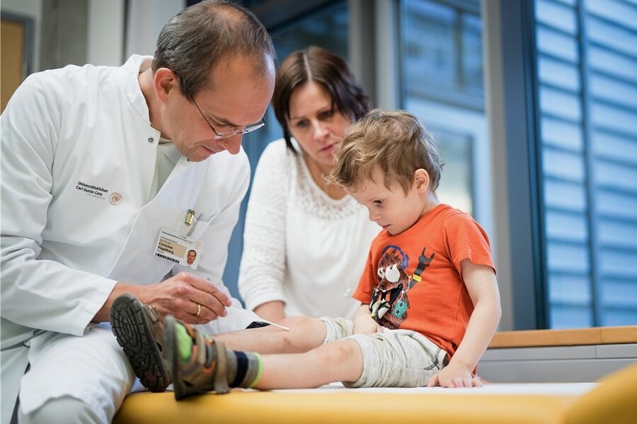 Warum gibt es immer mehr Allergien? - Der dreijährige Jonathan ist an Neurodermitis erkrankt. In der Kinderklinik des Uniklinikums Dresden entnimmt Professor Christian Vogelberg bei ihm einen Hautabstrich für weitere Untersuchungen.