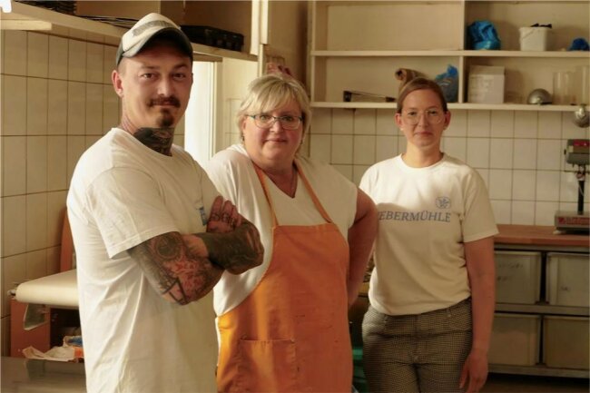 Warum gibt es immer weniger Bäckereien in Flöha? - Inhaberin Susanne Helmert (Mitte) mit ihrem Sohn Hannes Helmert und ihrer Nichte Paula Walthelm, die beide im Familienunternehmen arbeiten. 