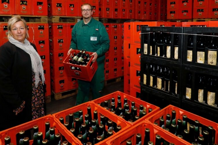 Warum Glückauf-Bier bald teurer werden könnte - Brauereichefin Astrid Peiker und Mitarbeiter Danny Bartscht im Lager der Gersdorfer Glückauf-Brauerei. Das Unternehmen sieht sich durch steigende Material- und Energiekosten gezwungen, die Preise für Flaschenbier moderat anzuheben.