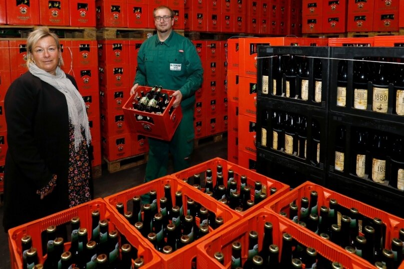 Warum Glückauf-Bier bald teurer werden könnte - Brauereichefin Astrid Peiker und Mitarbeiter Danny Bartscht im Lager der Gersdorfer Glückauf-Brauerei. Das Unternehmen sieht sich durch steigende Material- und Energiekosten gezwungen, die Preise für Flaschenbier moderat anzuheben.