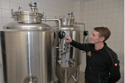 Warum Härtensdorfer Bier noch im Erzgebirge gebraut wird - Hat sich nach dem Studium mit väterlicher Unterstützung den Traum von der eigenen Brauerei erfüllt: Braumeister Martin Schulze kontrolliert die Temperatur in den Tanks, in denen das Härtensdorfer Bier lagert.