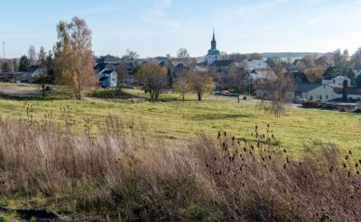 Warum Häuslebauer in Wiederau glücklich werden könnten - Der Blick von der Nordseite des geplanten Wohnbaugebiets in Richtung Gemeindeamt, Kirche und Feuerwehr. 