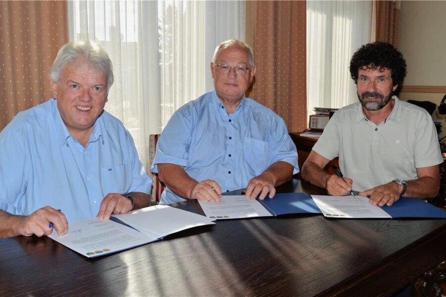 Warum Hainichen, Frankenberg und Niederwiesa sich einig sind - Die Bürgermeister der drei Kommunen, Dieter Greysinger, Thomas Firmenich sowie Raik Schubert (v. l.) haben in Niederwiesa eine Vereinbarung über die Zusammenarbeit im Rahmen des Projektes TexTour unterzeichnet.