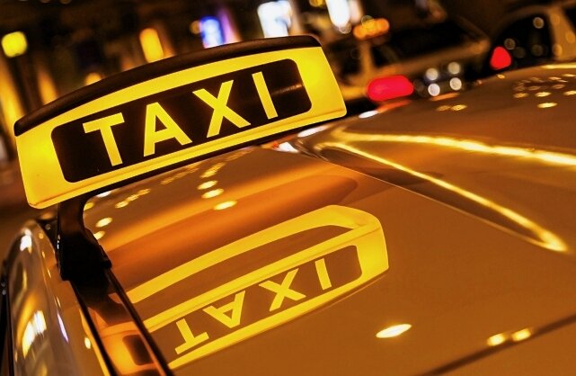 Warum im Erzgebirge freie Taxis schwer zu finden sind - Das Taxi-Gewerbe in der Region sieht sich zunehmend mit Problemen konfrontiert, die bei Mitgliedern und Beschäftigten der Branche für mehr Existenznöte sorgen (Symbolbild). 