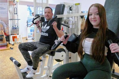 Warum im Erzgebirge wieder verstärkt junge Kunden Fitness-Studios aufsuchen - Seit kurzem trainiert Jasmin Rösch im Zschopauer Fitness-Studio "High 50" gemeinsam mit ihrem Vater Carsten Rösch. 