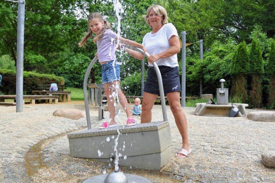 Warum im Natufreibad Bad Elster Wasserratten hungrig bleiben - Beliebter Treffpunkt: Ella Pache (links) und ihre Oma Ines Martin haben Spaß am Wasserspielplatz.