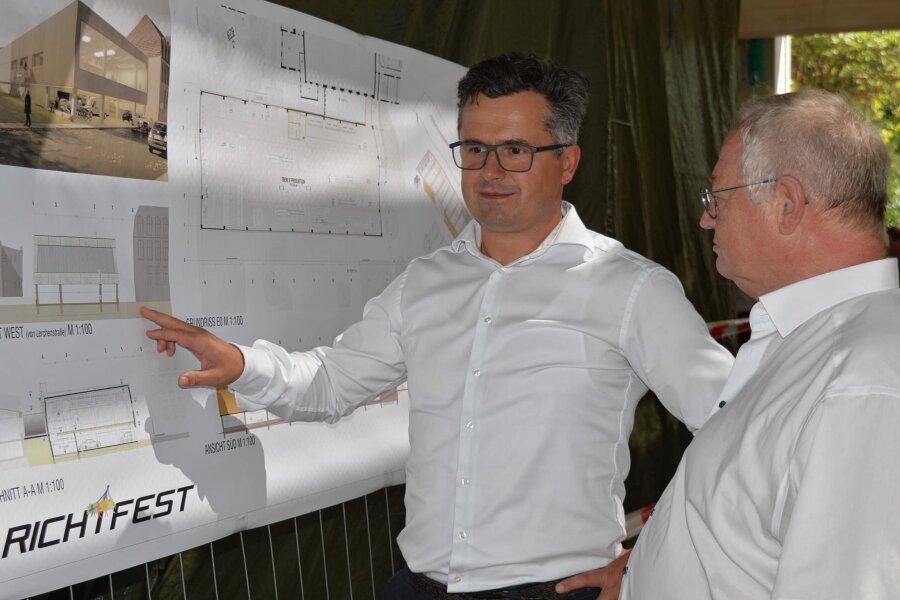 Warum im Technic-Center Frankenberg genagelt wurde - Geschäftsführer Andreas Ehrhardt und Bürgermeister Thomas Firmenich (v. l.) beim Richtfest für das neue TCE-Produktionsgebäude in der Lerchenstraße.