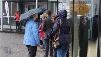 Warum Impfwillige in Zwickau im Regen stehen müssen - Die Warteschlage vor dem Eingang zur Impfstelle im Autohaus Lueg an der Schubertstraße. 
