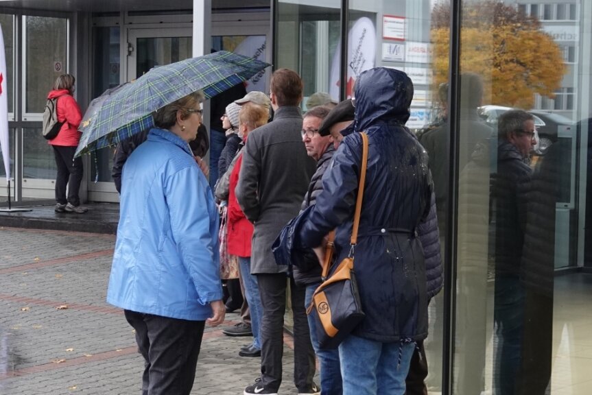 Warum Impfwillige in Zwickau im Regen stehen müssen - Die Warteschlage vor dem Eingang zur Impfstelle im Autohaus Lueg an der Schubertstraße. 