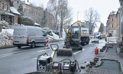 Warum in Adorf im Dezember aufgegraben wird - Wegen Bauarbeiten in Adorf ist die Bundesstraße 283 zurzeit halbseitig gesperrt. Der Verkehr wird per Ampelschaltung geregelt. 
